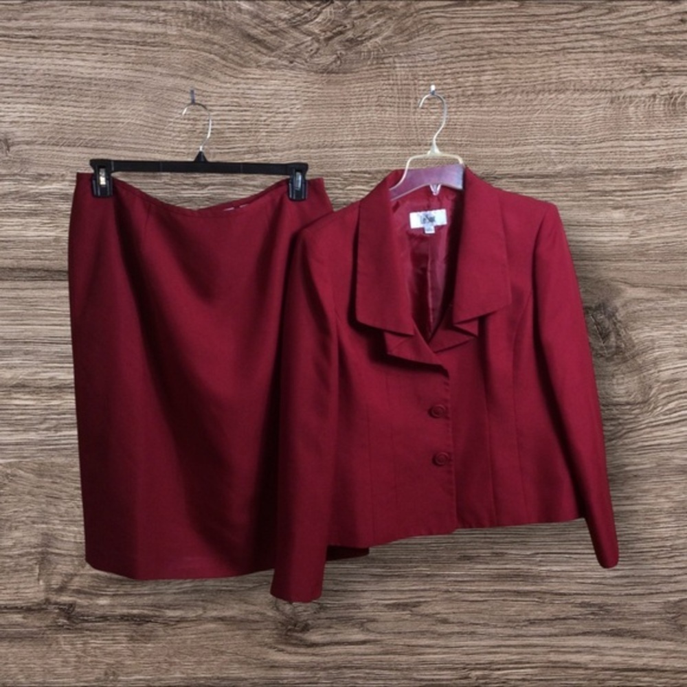 Le Suit red skirt suit. Size 14.